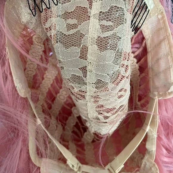 Pink wig with bangs - Picture 3 of 3